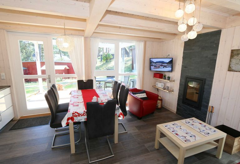 großer Esstisch mit Kamin