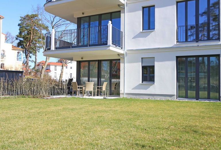 Blick vom Garten auf die Terrasse