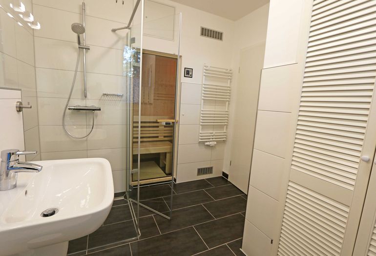 Badezimmer mit ebenerdiger Dusche Badezimmer mit ebenerdiger Dusche