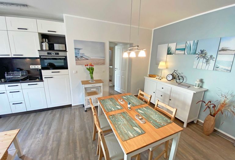 kombinierter Wohn- und Essbereich mit Esstisch für alle Mahlzeiten kombinierter Wohn- und Essbereich mit Esstisch für alle Mahlzeiten