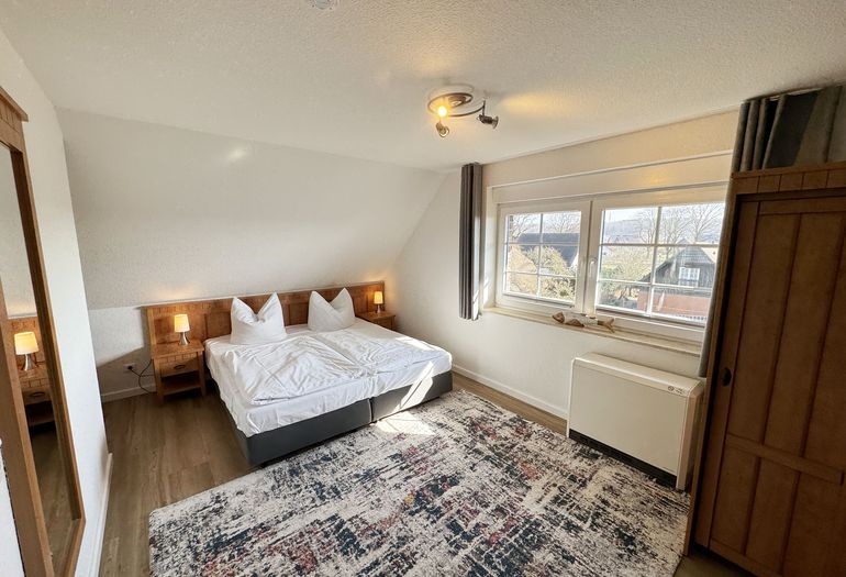 1. Schlafzimmer mit Doppelbett und Kleiderschrank, Schlafcouch 1. Schlafzimmer mit Doppelbett und Kleiderschrank, Schlafcouch