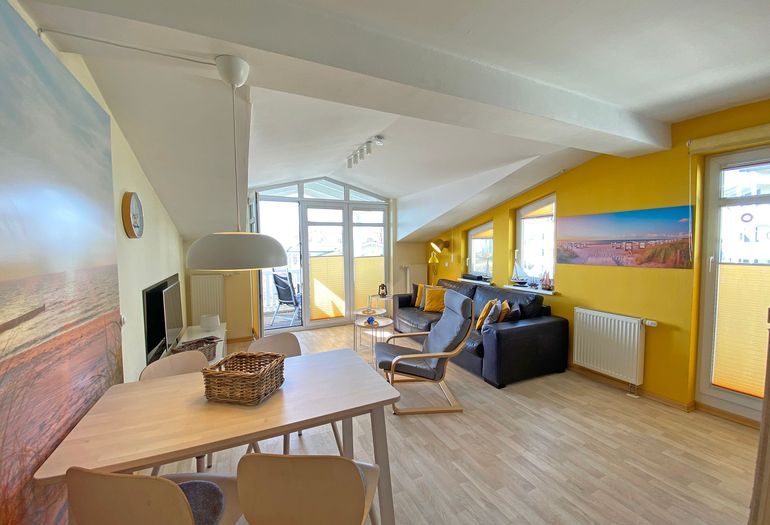 Wohnzimmer mit gemütlicher Couch und Relax Sessel