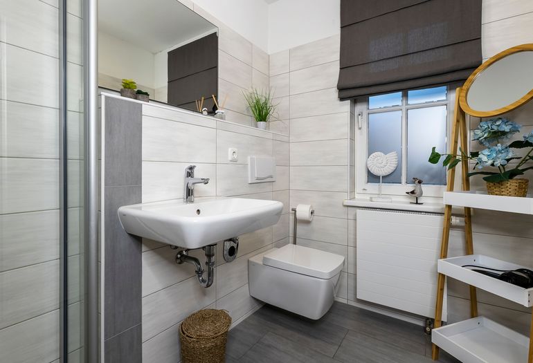 Badezimmer mit Waschbecken Badezimmer mit Waschbecken