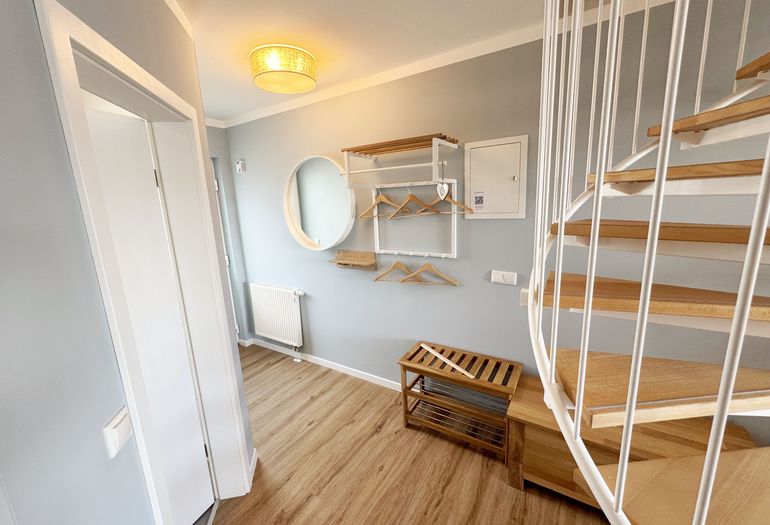 heller Eingangsbereich mit Flur