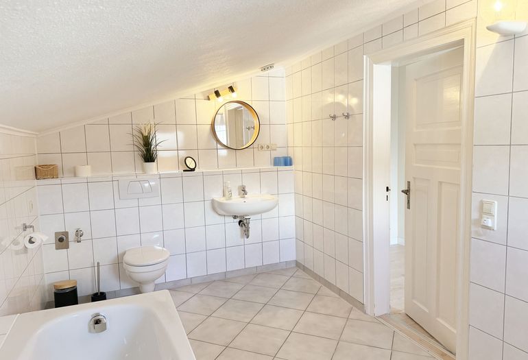 gefliestes Badezimmer gefliestes Badezimmer