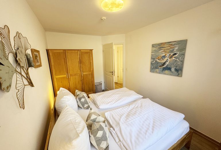 1. Schlafzimmer mit Doppelbett und Kleiderschrank