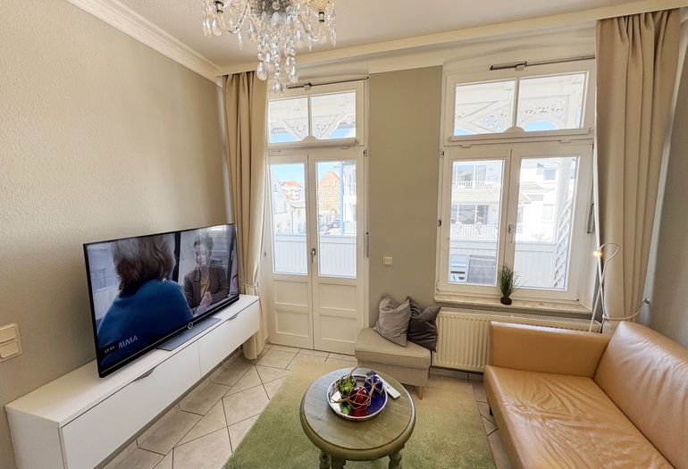 gemütlicher Wohnbereich mit Smart-TV