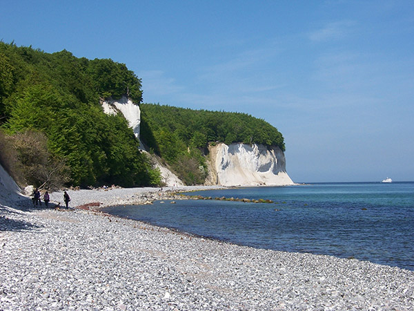 Rügen bietet naturbelassene Steinstrände mit Steilküste sowie feinsandige Badestrände.