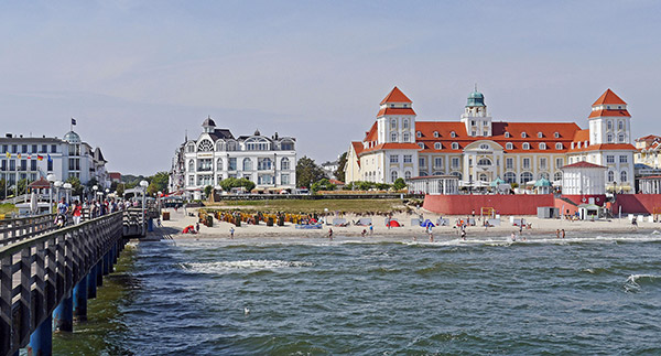 Ostseetrand in Binz mit Blick auf das Kurhaus