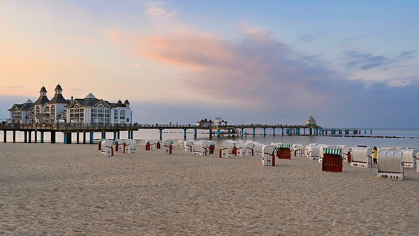 Die markante und prächtige Seebrücke von Sellin ist das Wahrzeichen nicht nur am Strand.
