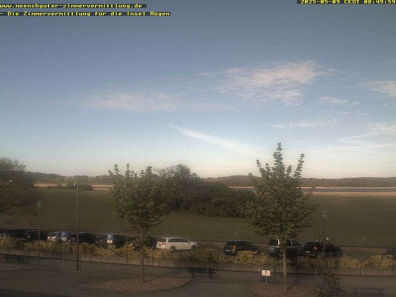 Blick auf den Kleinbahnhof des Ostseebades Baabe und dem dahinter liegenden Selliner See. 